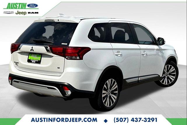 Photo of 2020 Pearl White Mitsubishi Outlander