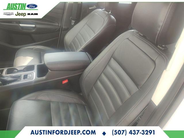 Photo of 2017 White Platinum Metallic Tri-Coat Ford Escape