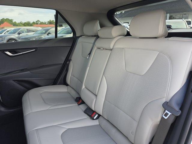 Photo of 2025 Snow White Pearl Kia Niro