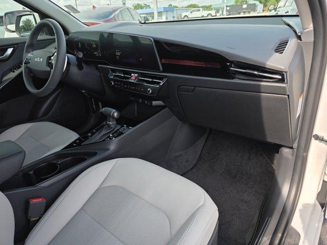 Photo of 2025 Snow White Pearl Kia Niro