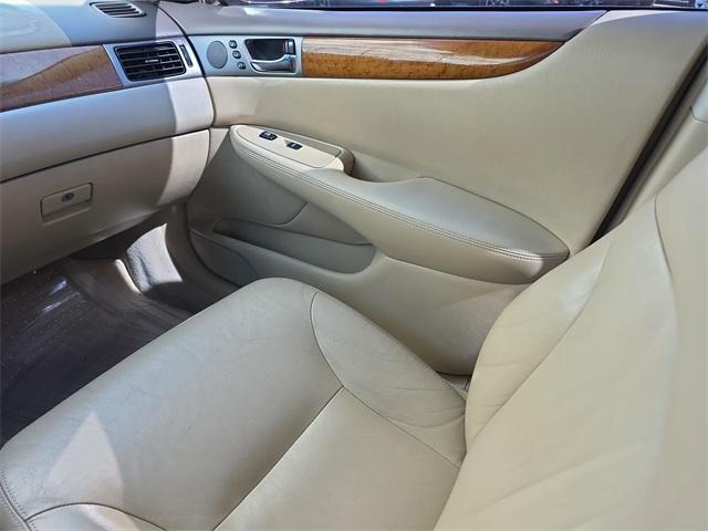 Photo of 2005 Black Garnet Pearl Lexus ES 330