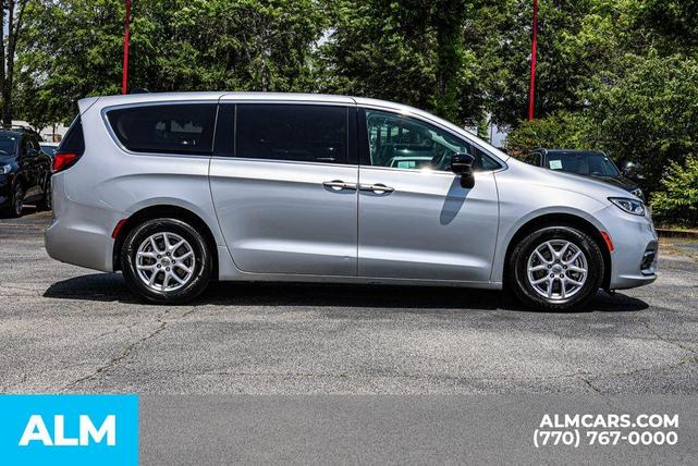 Photo of 2024 Silver Mist Clearcoat Chrysler Pacifica