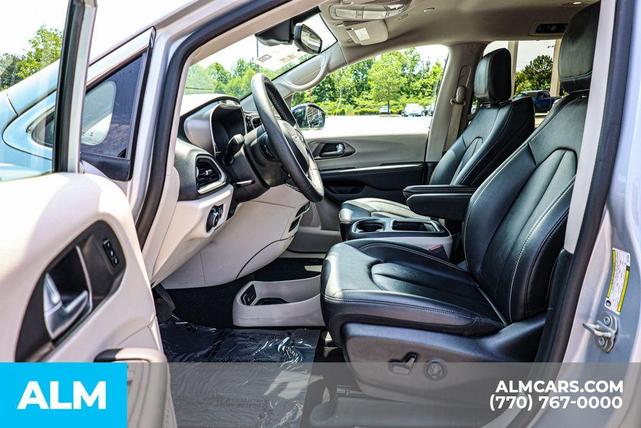 Photo of 2024 Silver Mist Clearcoat Chrysler Pacifica
