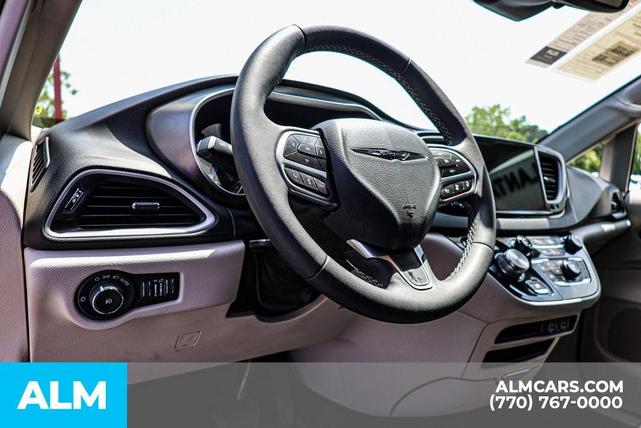 Photo of 2024 Silver Mist Clearcoat Chrysler Pacifica