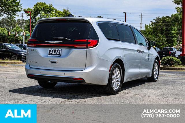 Photo of 2024 Silver Mist Clearcoat Chrysler Pacifica