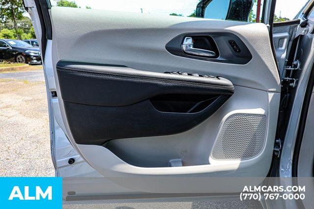 Photo of 2024 Silver Mist Clearcoat Chrysler Pacifica
