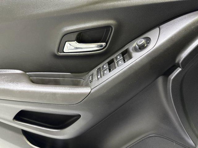Photo of 2017 Silver Ice Metallic Chevrolet Trax