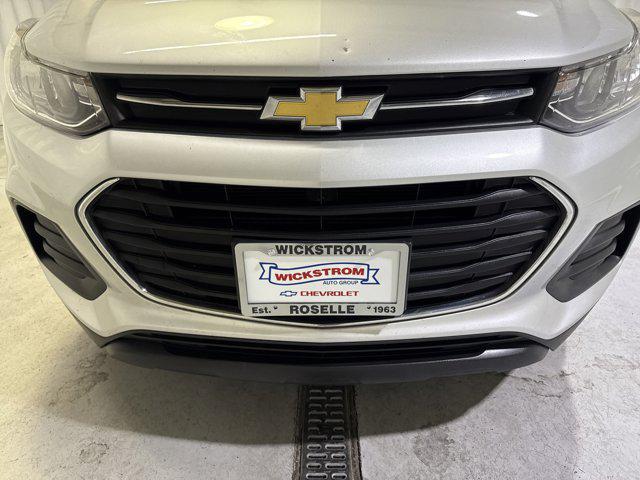 Photo of 2017 Silver Ice Metallic Chevrolet Trax