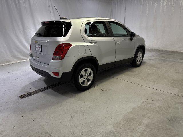 Photo of 2017 Silver Ice Metallic Chevrolet Trax