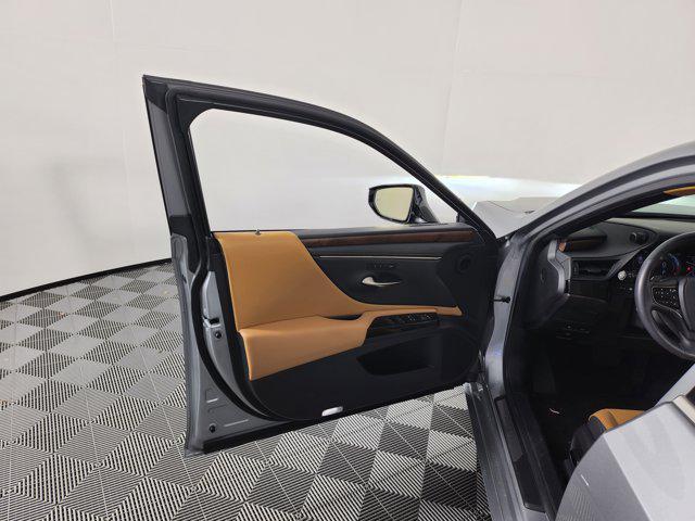 Photo of 2022 Iridium Lexus ES 350