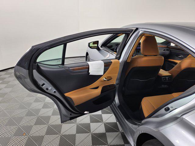 Photo of 2022 Iridium Lexus ES 350