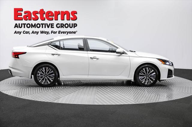 Photo of 2023 Pearl White Tricoat Nissan Altima
