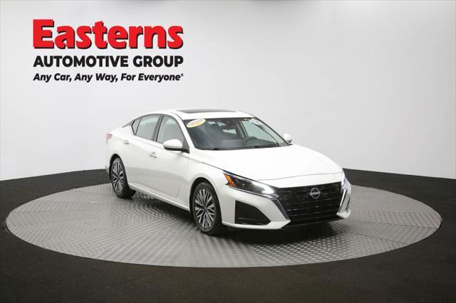 Photo of 2023 Pearl White Tricoat Nissan Altima