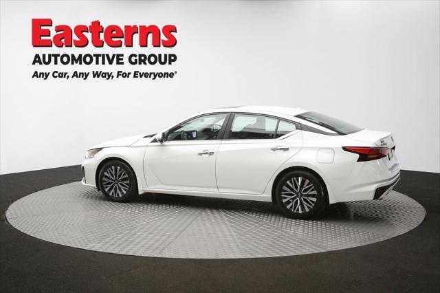 Photo of 2023 Pearl White Tricoat Nissan Altima