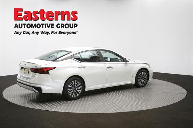 Photo of 2023 Pearl White Tricoat Nissan Altima