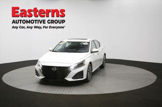 Photo of 2023 Pearl White Tricoat Nissan Altima