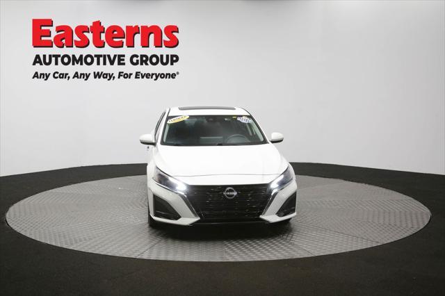 Photo of 2023 Pearl White Tricoat Nissan Altima