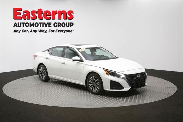 Photo of 2023 Pearl White Tricoat Nissan Altima