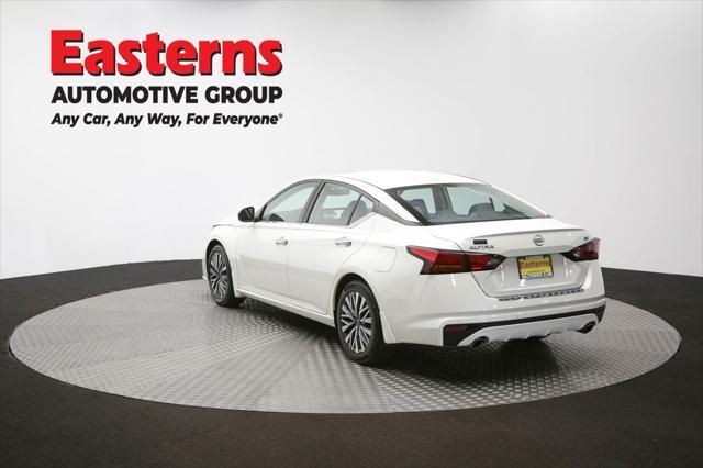 Photo of 2023 Pearl White Tricoat Nissan Altima