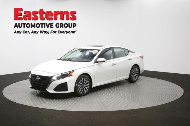 Photo of 2023 Pearl White Tricoat Nissan Altima