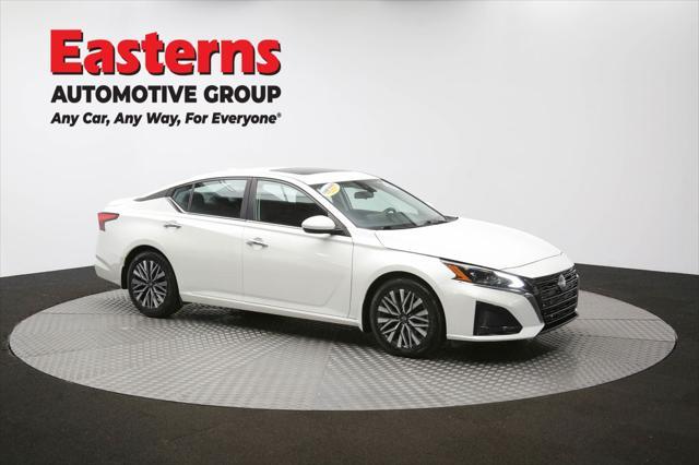 Photo of 2023 Pearl White Tricoat Nissan Altima