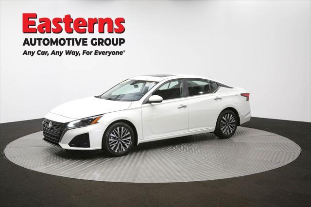 Photo of 2023 Pearl White Tricoat Nissan Altima