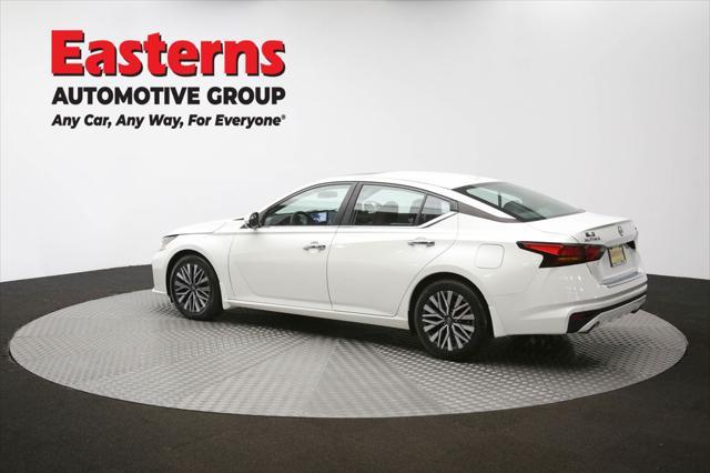 Photo of 2023 Pearl White Tricoat Nissan Altima