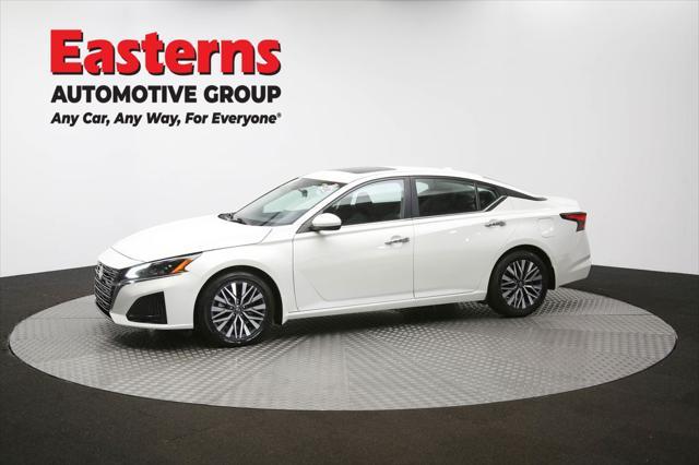 Photo of 2023 Pearl White Tricoat Nissan Altima