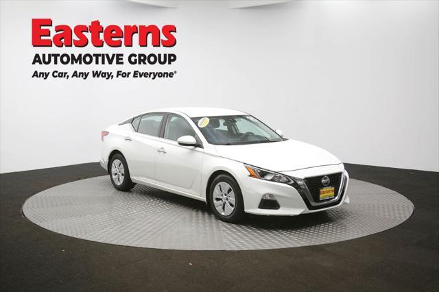 Photo of 2021 Glacier White Nissan Altima