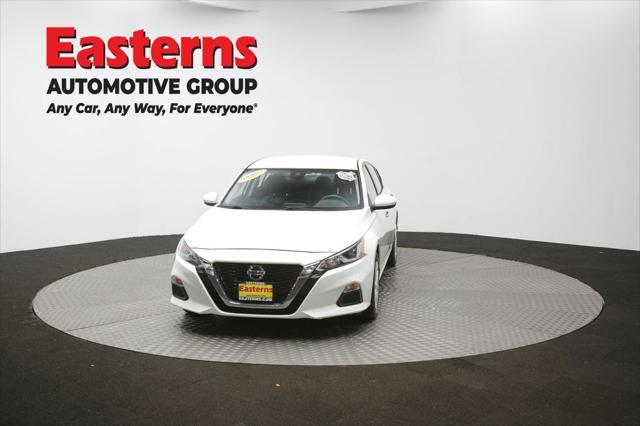 Photo of 2021 Glacier White Nissan Altima