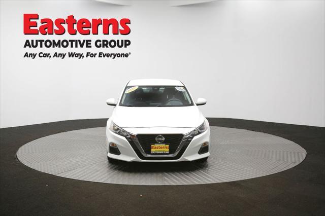Photo of 2021 Glacier White Nissan Altima
