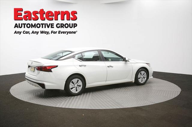 Photo of 2021 Glacier White Nissan Altima