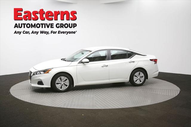 Photo of 2021 Glacier White Nissan Altima