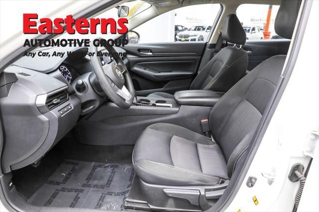 Photo of 2021 Glacier White Nissan Altima