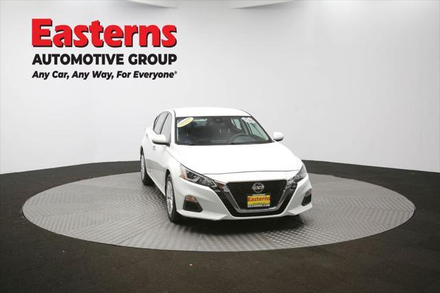 Photo of 2021 Glacier White Nissan Altima