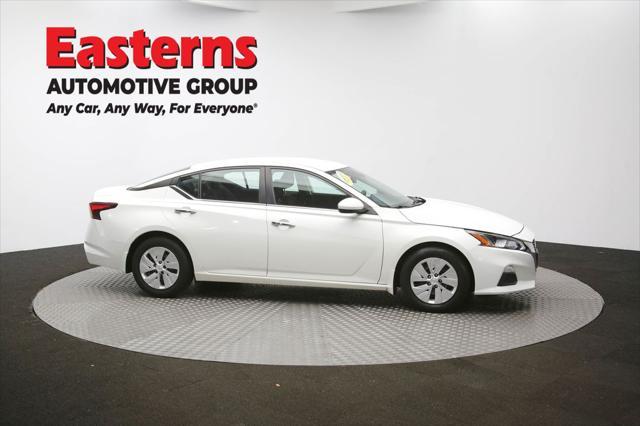 Photo of 2021 Glacier White Nissan Altima