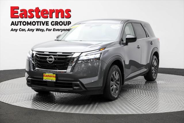 Photo of 2024 Gun Metallic Nissan Pathfinder