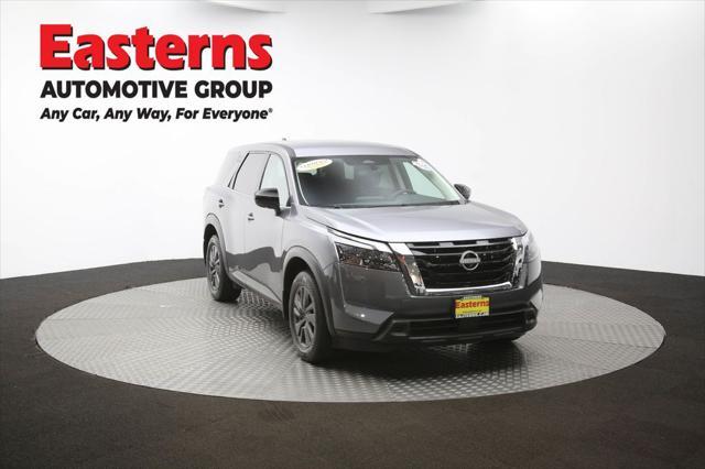 Photo of 2024 Gun Metallic Nissan Pathfinder