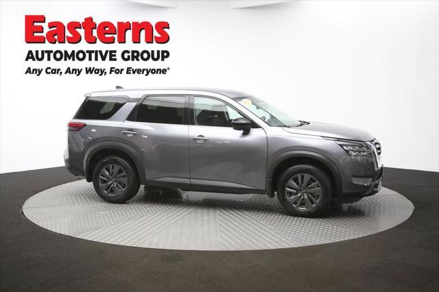 Photo of 2024 Gun Metallic Nissan Pathfinder