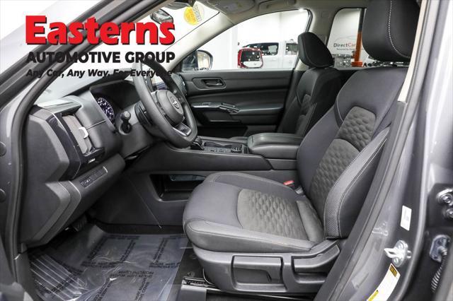 Photo of 2024 Gun Metallic Nissan Pathfinder