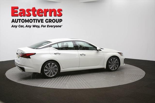 Photo of 2023 Pearl White Tricoat Nissan Altima