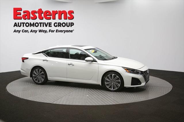 Photo of 2023 Pearl White Tricoat Nissan Altima