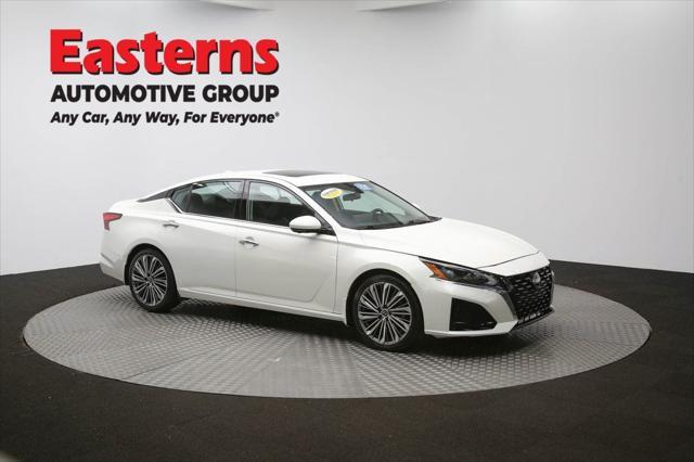 Photo of 2023 Pearl White Tricoat Nissan Altima