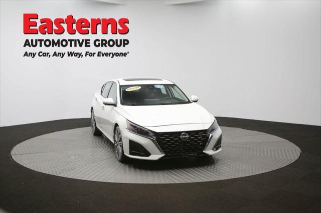 Photo of 2023 Pearl White Tricoat Nissan Altima