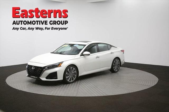 Photo of 2023 Pearl White Tricoat Nissan Altima