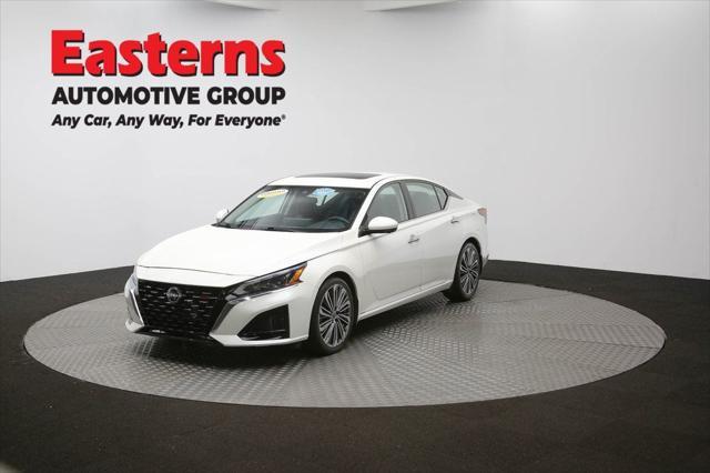 Photo of 2023 Pearl White Tricoat Nissan Altima