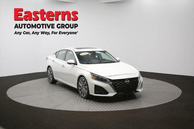 Photo of 2023 Pearl White Tricoat Nissan Altima