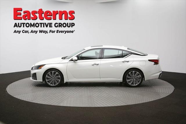 Photo of 2023 Pearl White Tricoat Nissan Altima