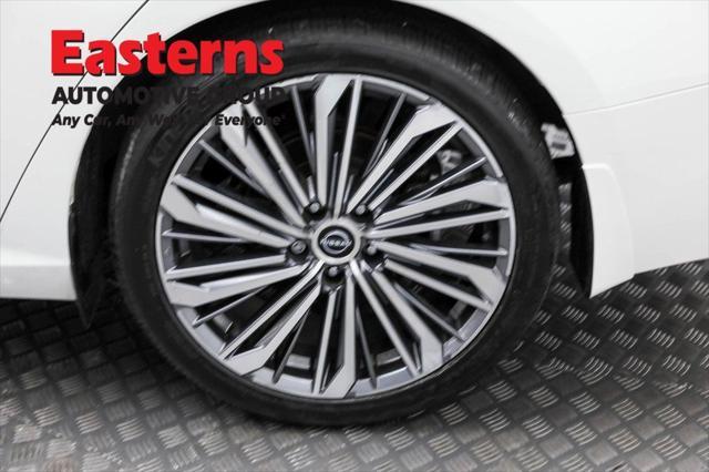 Photo of 2023 Pearl White Tricoat Nissan Altima