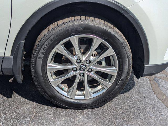 Photo of 2018 Blizzard Pearl Toyota RAV4 Hybrid